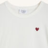 T-shirt blanc avec petit coeur rouge – Image 2