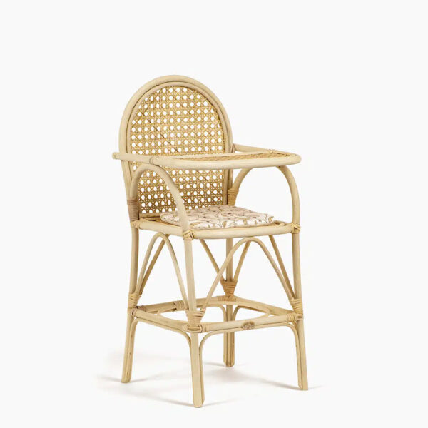 Raya high chair and its cake