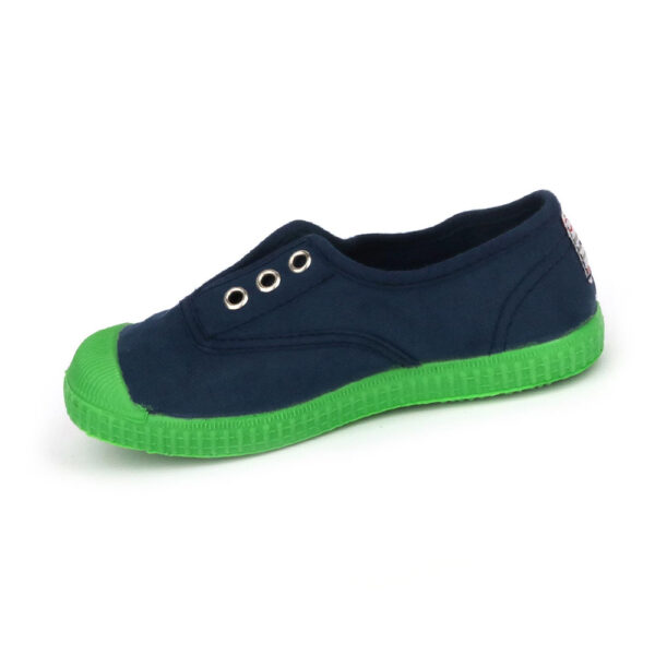 Canvas sneakers with navy coloured soles