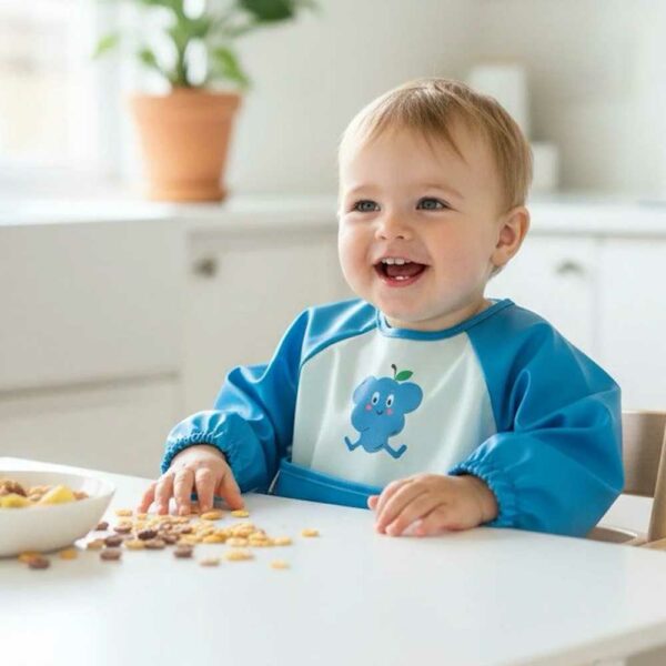 Maé the blue apron bib