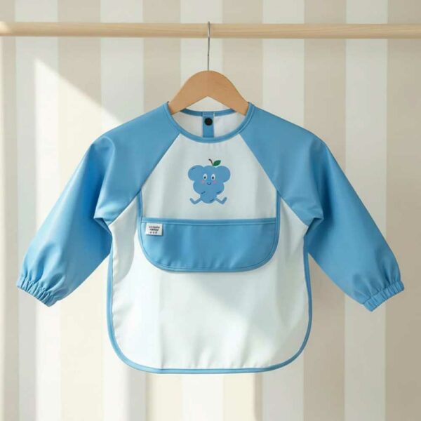 Maé the blue apron bib