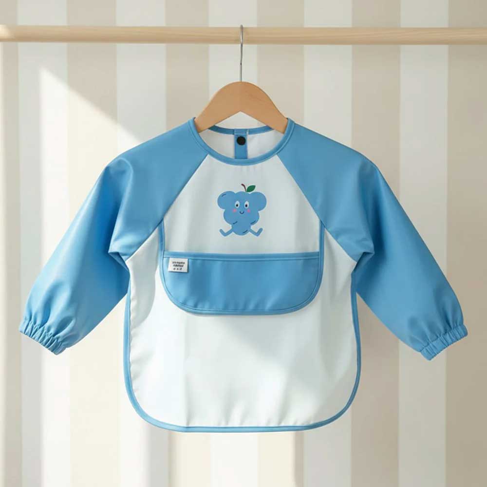Maé the blue apron bib